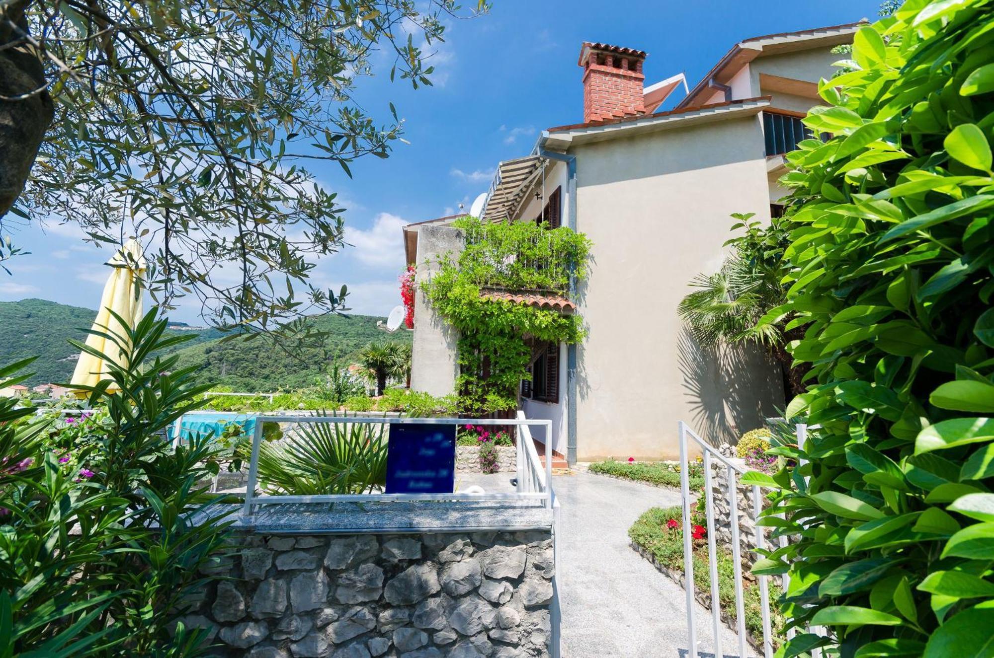 Apartments Mandica Рабац Экстерьер фото